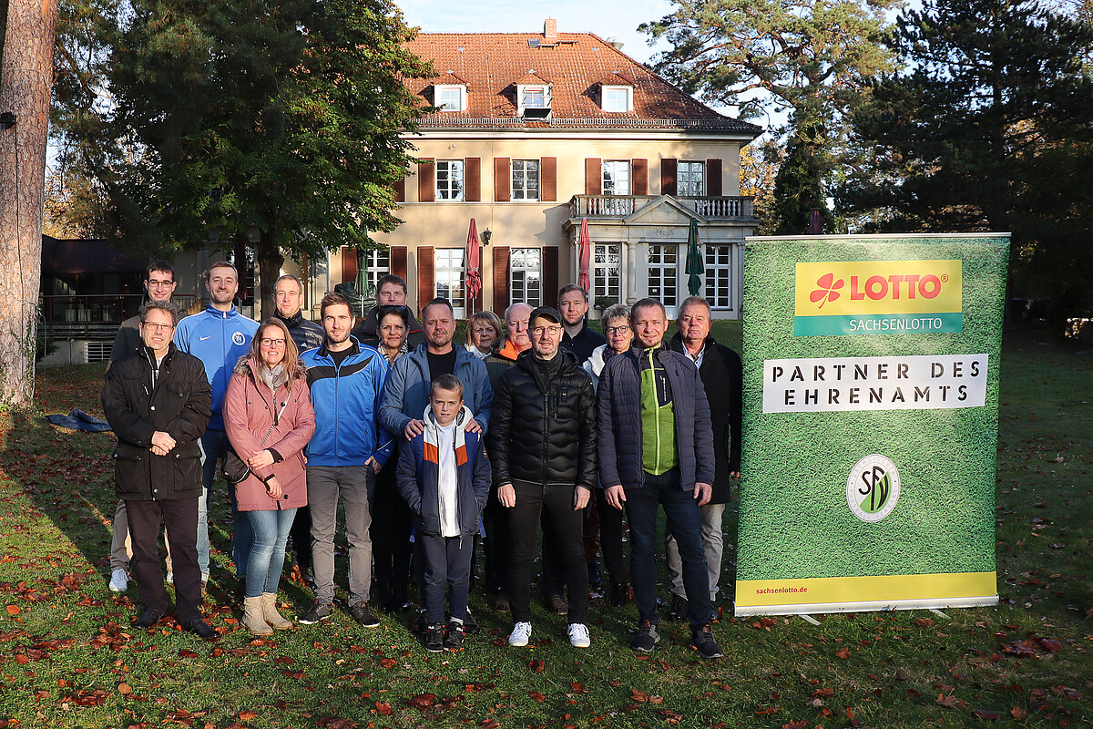 Unsere Teilnehmenden vor dem Landesleistungszentrum Richard Genthe in Berlin Wannsee. © Aaron Winkelmann