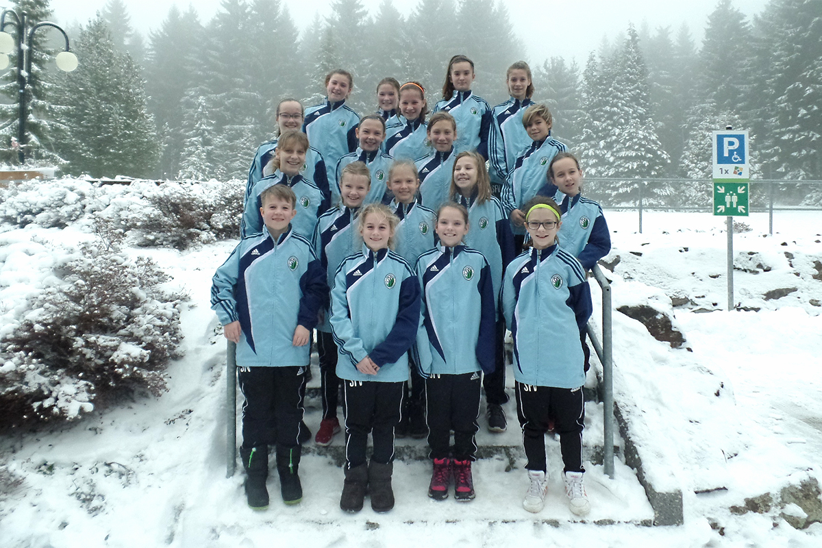 Gruppenbild der U 12-Spielerinnen beim Sichtungstrainingslager auf dem Rabenberg.