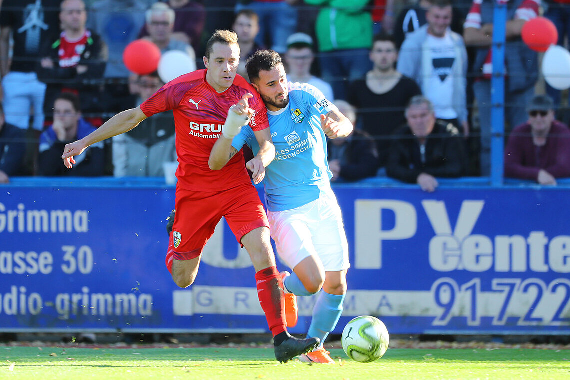 So leicht machte es der FC Grimma dem Chemnitzer FC im letzten Jahr nicht. Kevin Wiegner (links) erzielte den zwischenzeitlichen Ausgleich für den Oberligisten. Am Ende musste sich Grimma mit 1:3 geschlagen geben.  © Picture Point