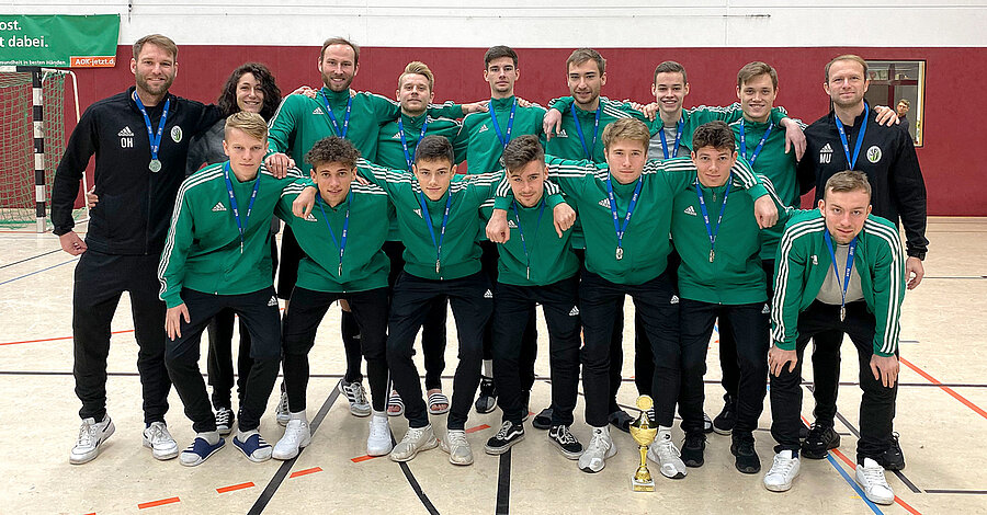 Die sächsische Futsal-Landesauswahl (2. Platz) beim 4. NOFV Futsal-Länderpokal 2019/2020.  vorne v.l.n.r.: Leon B. Hahn, Sarwar Osse, Tom Gründling, Robby Golzsch, Karl Männel, Yannic Voigt, Tom Grellmann hinten v.l.n.r.: Oliver Herzberg, Marleen Schmidt, Philip Heineccius, Norman Kloß, Moritz Seidel, Alexander Petzold, Jonas Mittag, Tom Beyer, Marcus Urban © Unknown iPhone