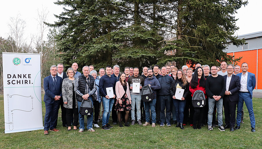 Zu Beginn gab es das traditionelle Gruppenfoto mit allen nominierten Schiedsrichterinnen und Schiedsrichtern. © Max Pfannschmidt