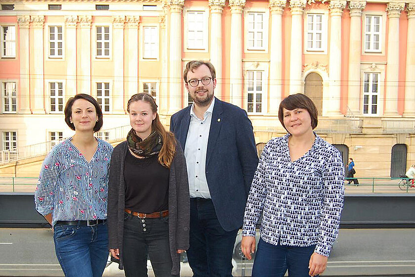 Die Sächsische Delegation beim Netzwerktreffen in Potsdam von links nach rechts: Melanie Wotsch (Mitglied AG Fair Play & Gewaltprävention), Maike Tödtloff (Mitglied AG Fair Play & Gewaltprävention, Projektleiterin LSB „Im Sport verein(t) für Demokratie“), Christoph Kutschker, Tine Bovermann (Mitarbeiterin LSB „Im Sport verein(t) für Demokratie“) © SFV