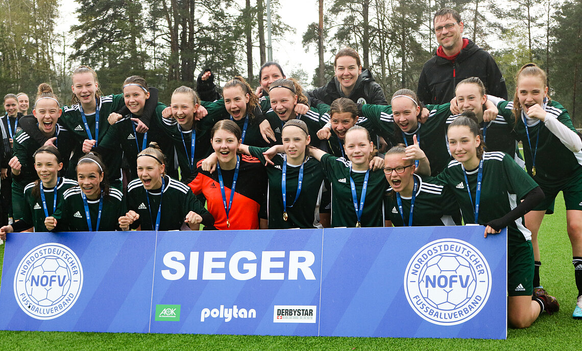 Partystimmung trotz Regenguss: Unsere U 14-Juniorinnen gewinnen den NOFV-Pokal. © SFV-Funktionsteam