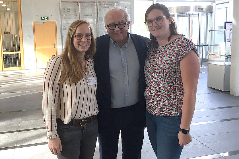 Ulrike Schlupp (li.) und Marianne Wenzel (re.) nutzten im DFB-Headquarter die Chance für ein Foto mit dem DFB-Präsidenten Fritz Keller. © Privat