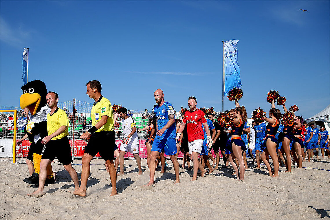 Die Beachsoccer-Tour 2019 fand in Wanrmünde statt. Mit dabei der sächsische Schiedsrichter Matthias Leonhardt.