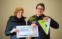 Für Fair Play-Gesten gibt es vom SFV Geschenke. Hier darf sich Tony Richter (re.) vom Großenhainer FV über einen Scheck in Höhe von 250,- € für seinen Verein freuen. @SZ/Norbert Millauer 