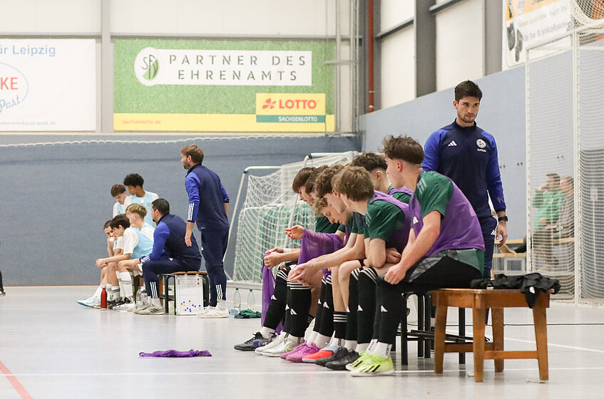 U 19-Futsal-Stützpunkte Dresden (vorn) und Leipzig beim NOFV-Leistungsvergleich Mitte Dezember 2025 in Abtnaundorf. © SFV/Alexander Rabe