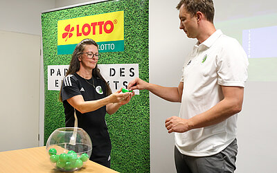 Losfee Franziska Hermann und der neue Pokalleiter Patrick Fischer bei der Auslosung in Leipzig. © SFV