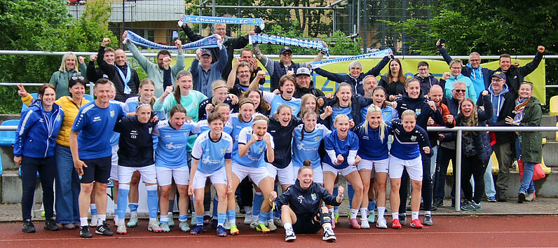 Mannschaft und Fans des Chemnitzer FC nach dem Aufstieg. © Marcus Hengst