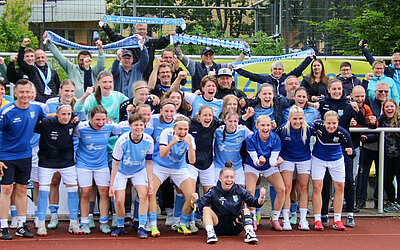 Mannschaft und Fans des Chemnitzer FC nach dem Aufstieg. © Marcus Hengst