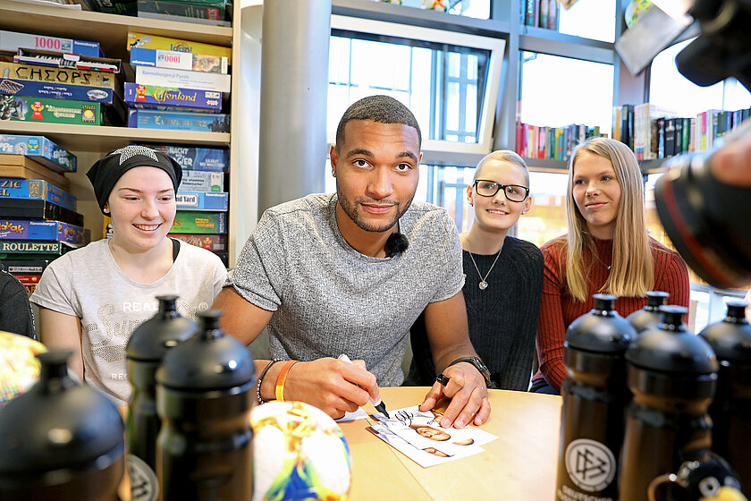 Jonathan Tah bei einer Autogrammstunde mit kranken Mädchen. 