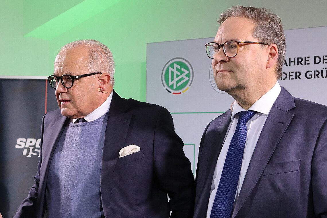 DFB-Präsident Fritz Keller (links) und SFV-Präsident Hermann Winkler in den Räumlichkeiten der DFB-Gründung. © Luise Böttger