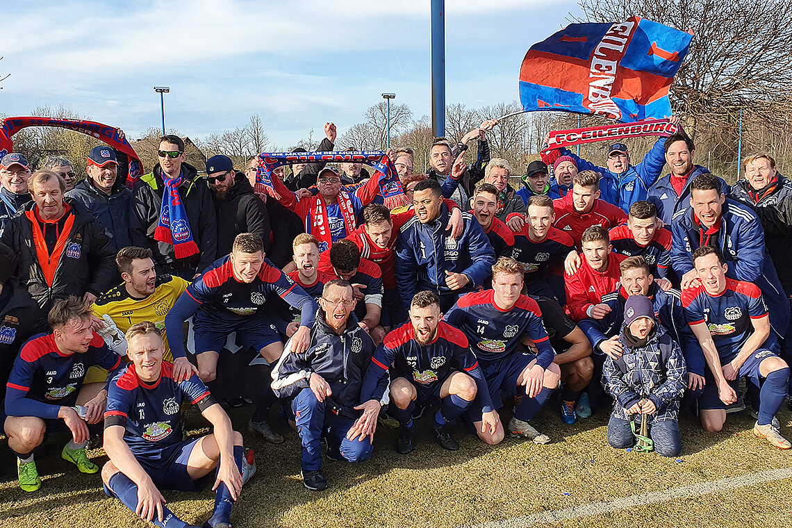 Jubel beim FC Eilenburg und den mitgereisten Schlachtenbummlern nach dem 5:1 Auswärtssieg gegen den LSV Neustadt/Spree und dem Einzug ins Halbfinale. © Nico Knaubel