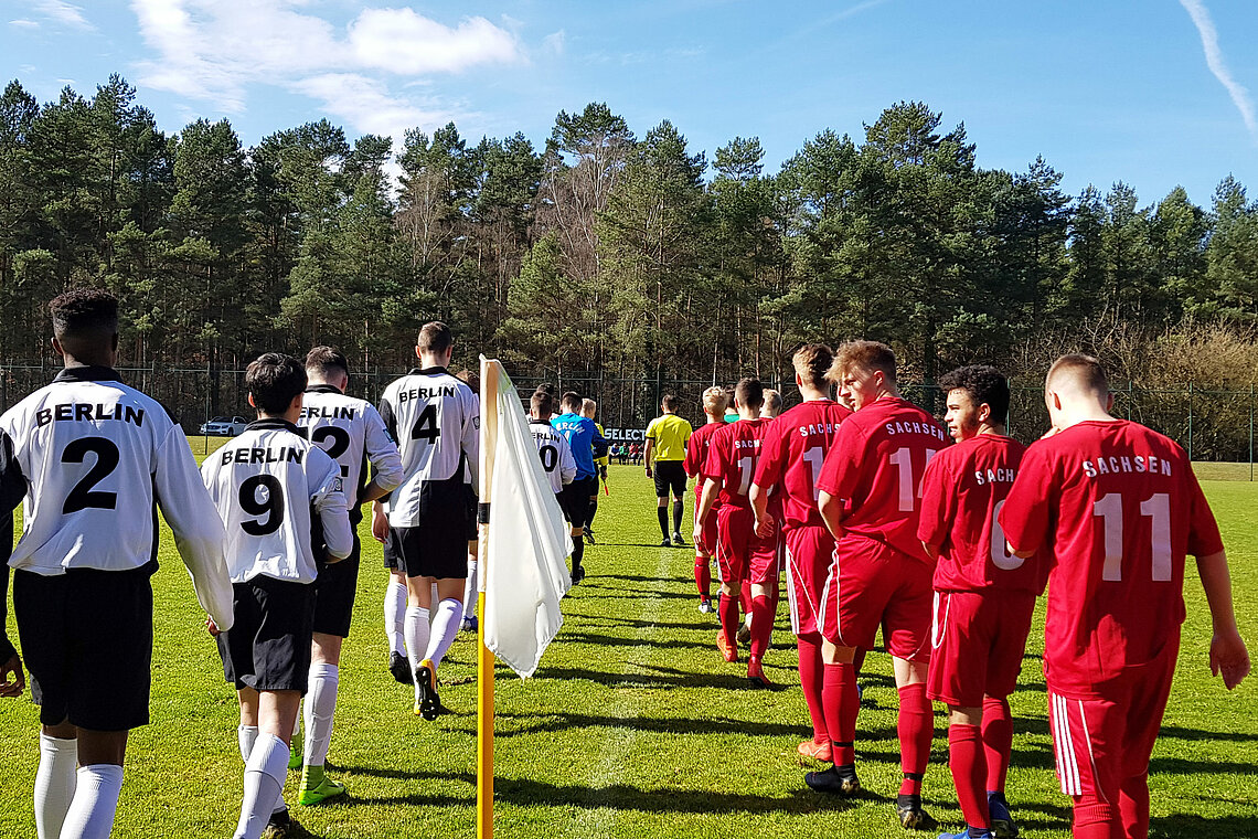 Einlauf beim Spiel Sachsen gegen Berlin beim NOFV-Pokal in Lindow.