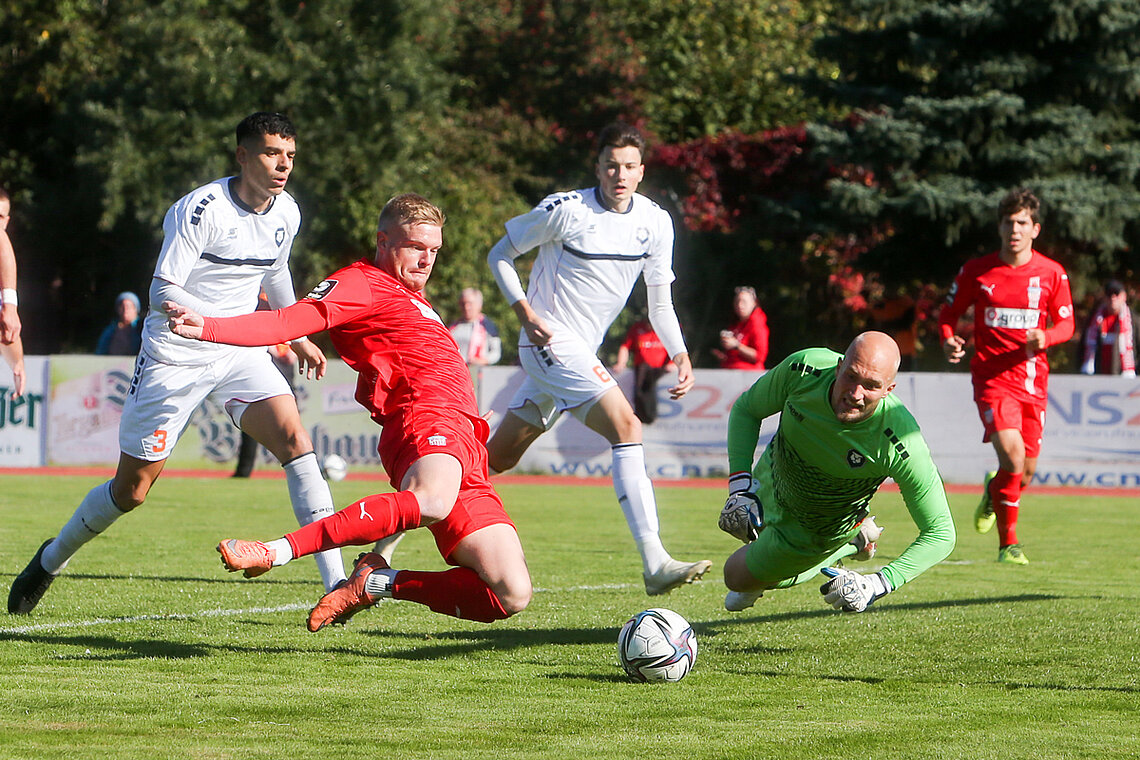 Diesmal lässt sich der FSV Zwickau nicht überraschen und erreicht mit einem ungefährdeten 3:1-Erfolg beim FC International Leipzig das Achtelfinale. Lars Lokotsch trifft hier mit viel Einsatz zum 2:0 für die Westsachsen. © PICTURE POINT/Gabor Krieg