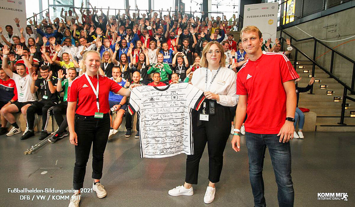 Stellvertretend für die vielen Fußballheldinnen und -helden übergab Yannic Drechsler (re.) zusammen mit Anabel Delfs (Berlin) dem Deutschen Fußballmuseum ein Trikot mit Unterschriften aller Teilnehmenden als Dankeschön. © KOMM Mit