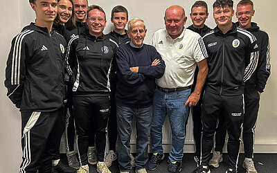 Schiri-Legende Adolf Prokop mit der nächsten Generation an Schiedsrichtern.