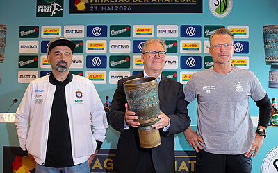 Khvicha Shubitidze (li.) und Rico Schmitt (re.) vorerst mit Abstand zum Pokal. © SFV/Luise Böttger