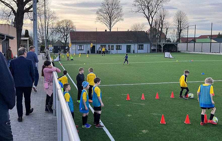 Bei der SG Gittersee haben im Moment nur die Kleinsten perfekte Trainingsbedingungen. Alle anderen müssen für Spiel und Training noch auf einen Ascheplatz. Trotzdem hat der Verein in den letzten Jahren die Situation schon enorm verbessert. © SFV/Tom Prager