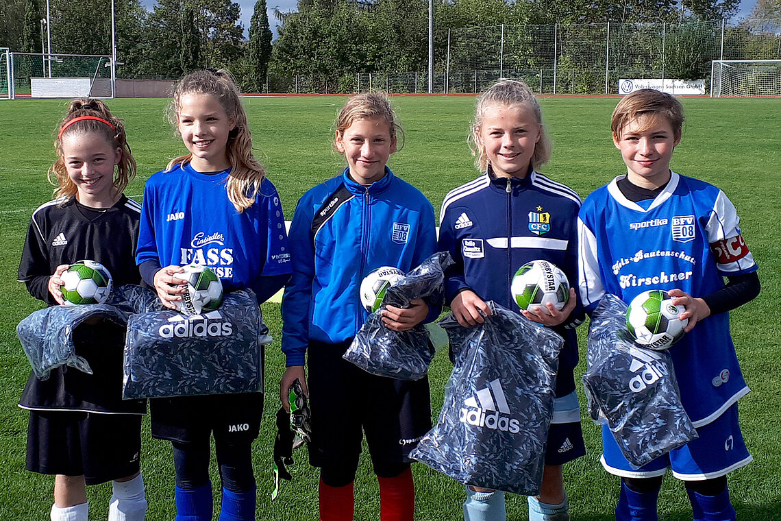 Die besten Spielerinnen der Endrunde: Leonie Thoß (DFC Westsachsen Zwickau), Alisa Lötzsch (SpG Eiche Reichenbrand/FFC Chemnitz), Julia Schwaß (SpG Bischofswerda/Biehla/Cunnersdorf), Davina Graf (Chemnitzer FC), Tessa Zimmermann (SpG Bischofswerda/Biehla/Cunnersdorf) © Fabian Grigat
