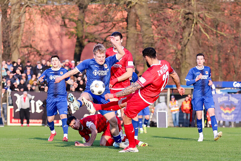 Die BSG Stahl Riesa liefert dem FSV Zwickau einen harten Fight über die gesamte Spielzeit. © SFV