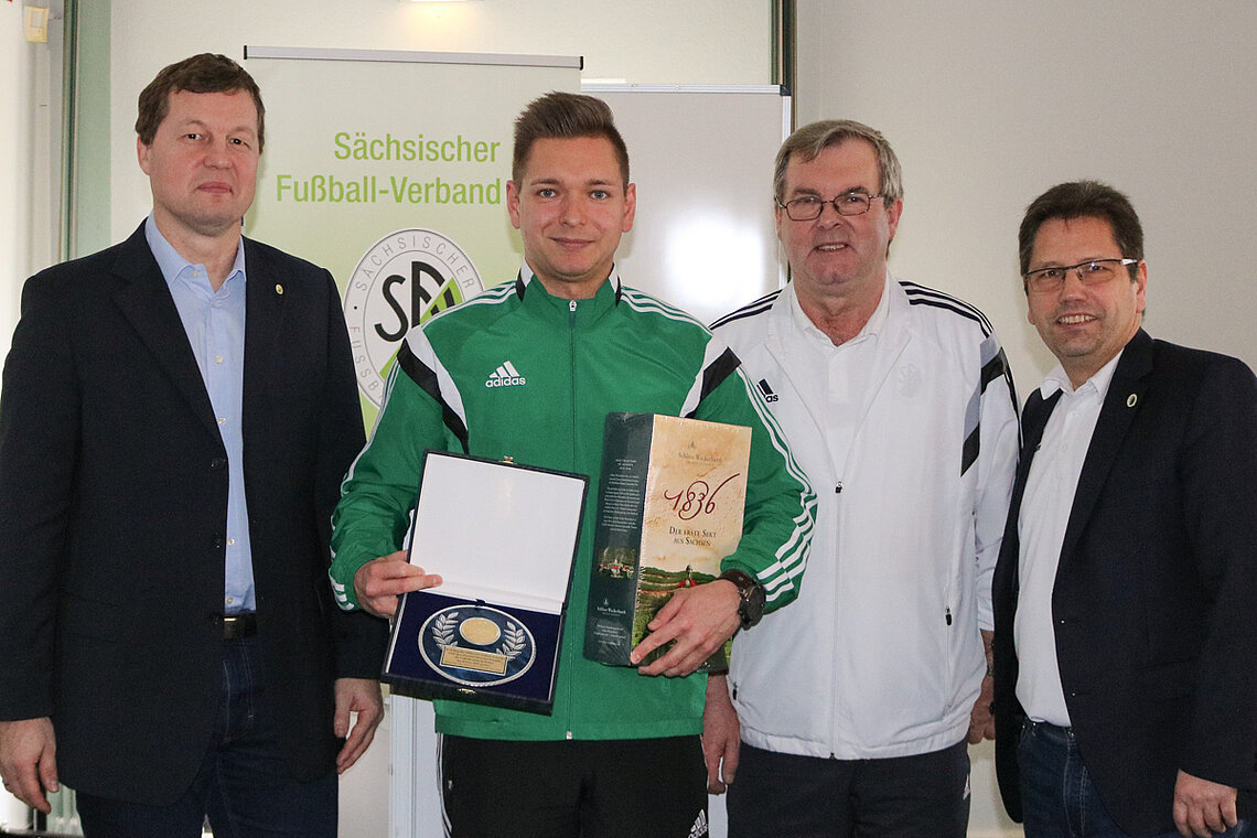 Christian Gundler (2. v. l.) ist Schiedsrichter des Jahres 2019. © Jürg Ehrt