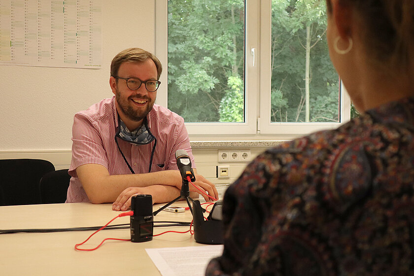 Als 1. SFV-Vizepräsident ist Christoph Kutschker verantwortlich für den sozialen Bereich. Seine Profession neben dem Fußball ist allerdings die Medizin. Als Leiter der Krankenhaushygiene an der Elblandklinik war er genau der richtige Gesprächspartner für Social Media-Managerin Luise Böttger und ihrem Podcast zum Thema Corona-Warn App. © Alexander Rabe