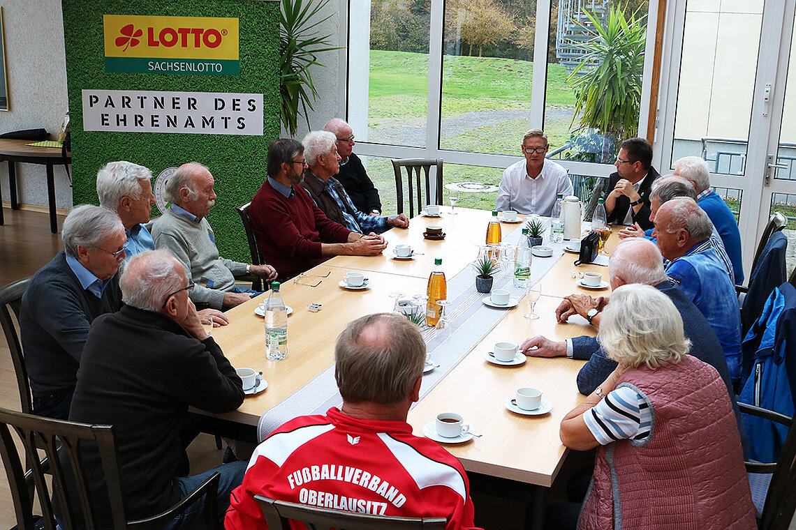 Kaffeerunde und Tischgespräch zwischen den Veteranen und Kreer