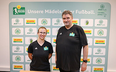 SFV-Praktikantin Verena Gladisch mit Jörg Beutel beim Auslosungsmarathon der ersten Runden im Landespokal der Frauen & Juniorinnen. © SFV