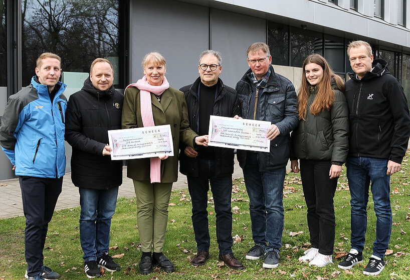 Bei der Scheckübergabe im Vorfeld des Bundesligaspiels zwischen RasenBallsport Leipzig gab es ein gemeinsames Foto mit Petra Köpping (3.v.l.) und SFV-Präsident Hermann Winkler. Für dem VfB Auerbach nahmen Michael Stöhr-Gäbler (Vorstand) und Ronny Kadelke (Präsident) den Scheck in Empfang und vom DFC Westsachsen Zwickau waren Jürgen Zeug (Vorsitzender), Kristin Richter (Spielerin 1. Mannschaft DFC) und Nils Hampel (stellv. Vorsitzender) zu Gast am Cottaweg. © SFV 