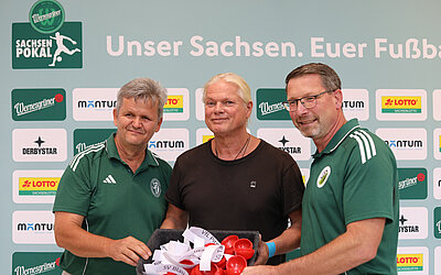 Jens Breidel (li.), Losfee Guido Schäfer und SFV-Vizepräsident Volkmar Beier haben die 3. Runde ausgelost. Die Favoriten gehen sich dabei erstmal aus dem Weg.