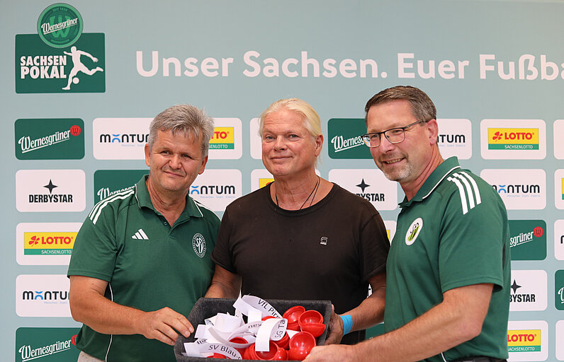 Jens Breidel (li.), Losfee Guido Schäfer und SFV-Vizepräsident Volkmar Beier haben die 3. Runde ausgelost. Die Favoriten gehen sich dabei erstmal aus dem Weg.