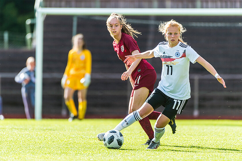 Vor der Gegnerin am Ball: Emily Reißmann gewinnt ihr Duell gegen Lucy O'Brien. Bils aus dem Finale des Nordic Cups.