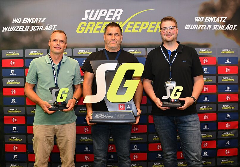 Die drei SUPER GREENKEEPER 2026: Daniel Kühne (3. Platz / links), Michael Simon (1. Platz / Mitte) und Jan Holtmann (2. Platz / rechts) bei der Auszeichnung im SportCentrum Kaiserau.