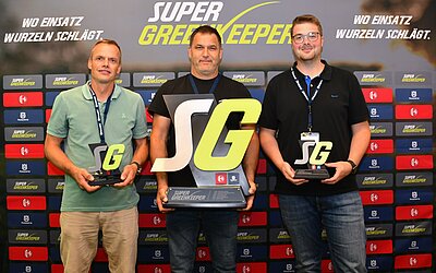 Die drei SUPER GREENKEEPER 2026: Daniel Kühne (3. Platz / links), Michael Simon (1. Platz / Mitte) und Jan Holtmann (2. Platz / rechts) bei der Auszeichnung im SportCentrum Kaiserau.