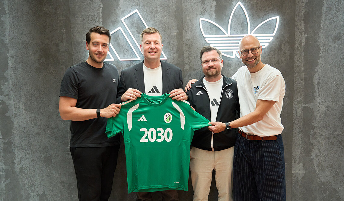 Maximilian Gassner - VP Sales Zone Central (li.) & Christian Bärtels - Senior Director Sports Marketing (re.) überreichen bei der Vertragsverlängerung Markus Bienert und André Näth symbolisch ein Trikot. © adidas 