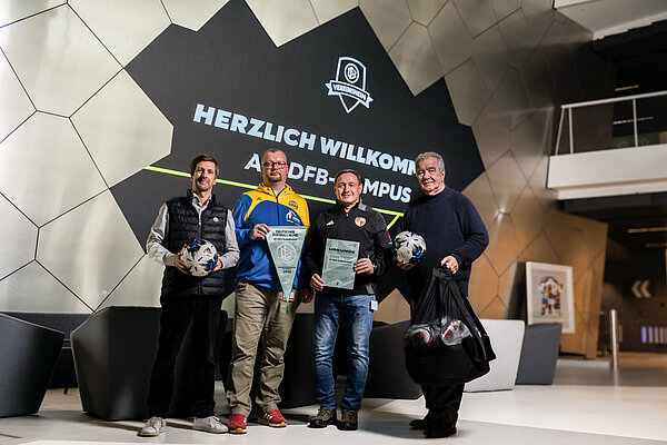 V.l.n.r.: Tom Prager (SFV), Erik Ebert (Vizepräsident SC 1911 Großröhrsdorf), Gojko Sinde (WFV), Peter Frymuth (DFB) @ Micha Zimmermann/picture-alliance/DFB