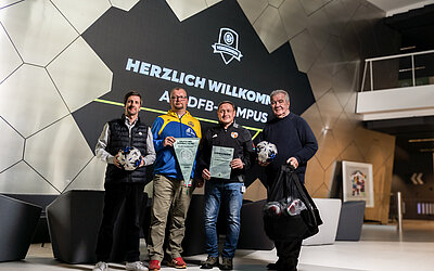 V.l.n.r.: Tom Prager (SFV), Erik Ebert (Vizepräsident SC 1911 Großröhrsdorf), Gojko Sinde (WFV), Peter Frymuth (DFB) @ Micha Zimmermann/picture-alliance/DFB