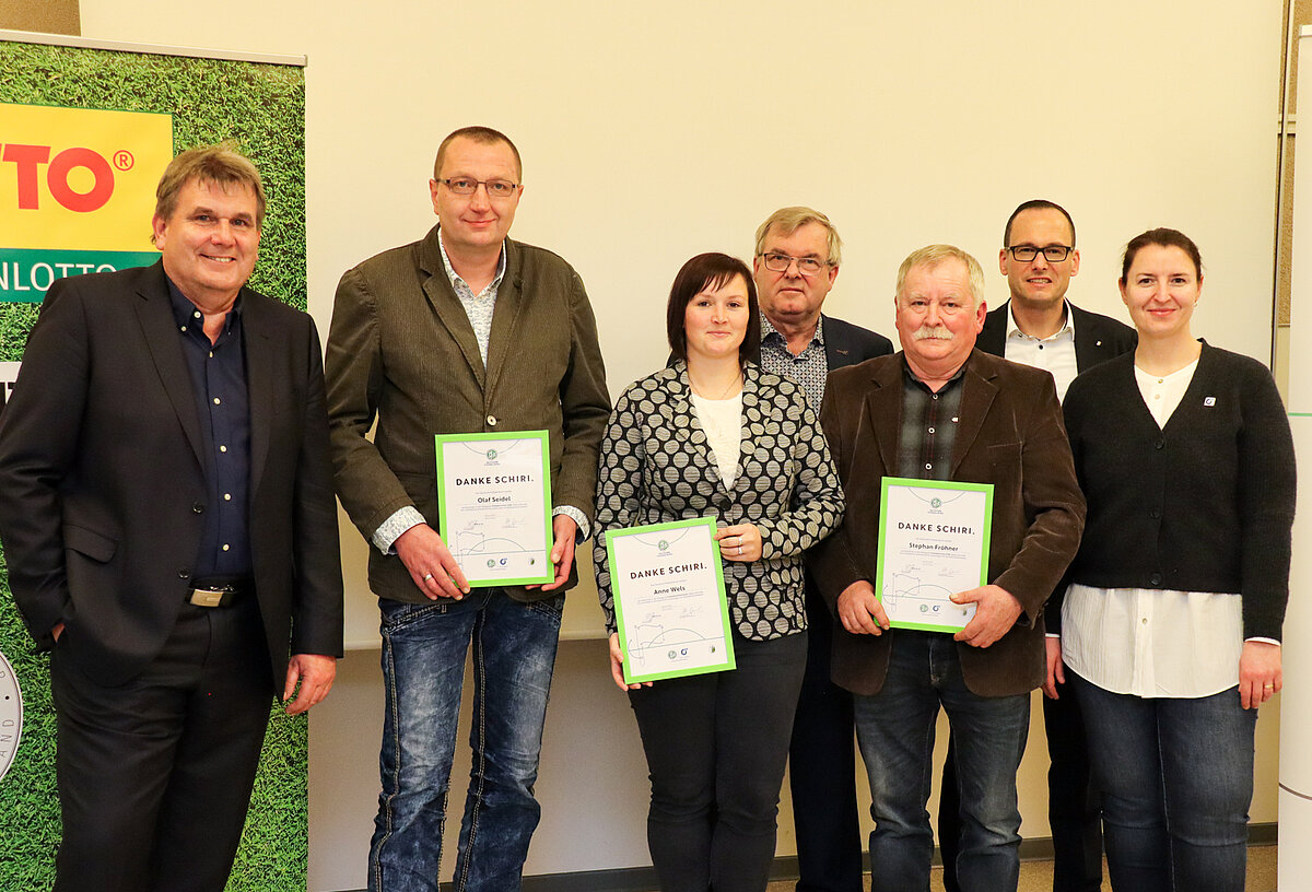 V.r.n.l.: Heiko Petzold (SFV-Vizepräsident), Olaf Seidel, Anne Wels, Harald Sather (Vorsitzender Schiedsrichterausschuss, Stephan Fröhner, Lars Albert (Schiedsrichterausschuss), Roksana Leonetti („Das Örtliche“) © Max Pfannschmidt