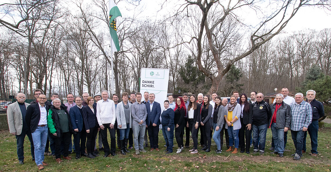 Knapp 40 nominierte Schiedsrichterinnen und Schiedsrichter bei der Ehrung in der Gaststätte "Waldluft" in Leipzig. © Alexander Rabe