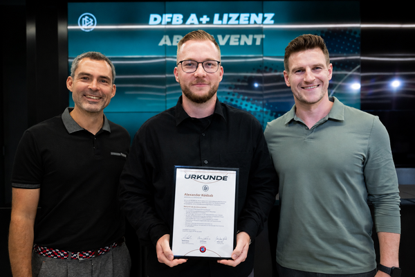Alexander Kosbab hält stolz sein A+-Lizenz-Zertifikat in die Kamera. © unbekannt