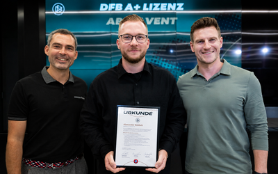 Alexander Kosbab hält stolz sein A+-Lizenz-Zertifikat in die Kamera. © unbekannt