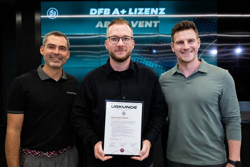 Alexander Kosbab hält stolz sein A+-Lizenz-Zertifikat in die Kamera. © unbekannt