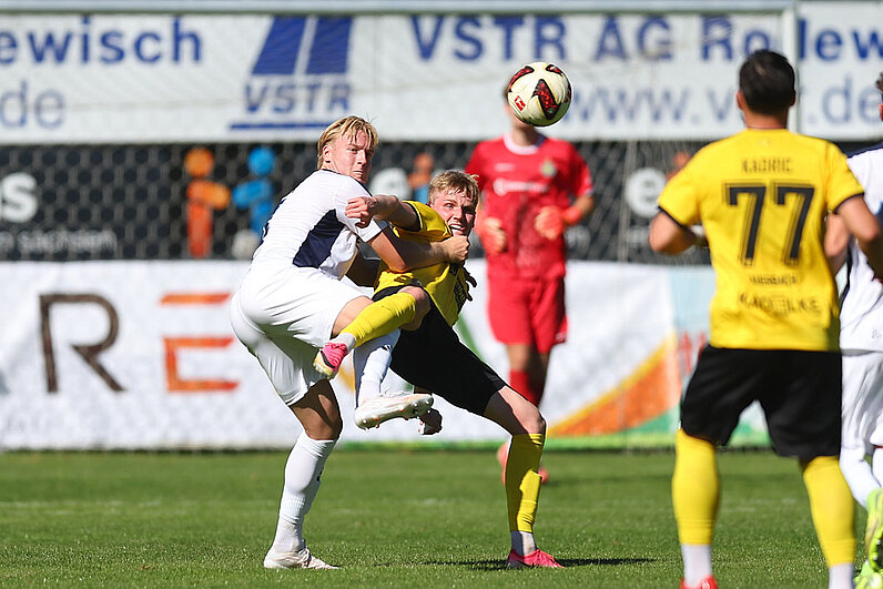 Einen richtigen Pokalfight lieferten sich der VfB Auerbach und der 1. FC Lokomotive Leipzig. Der Regionalligist setzte sich knapp mit 3:2 durch. ©PicturePoint/Gabor Krieg
