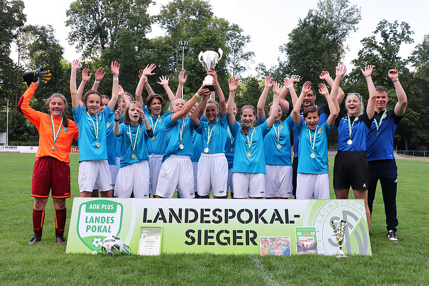 Die C-Juniorinnen des Chemnitzer FCs feiern ihren Pokalsieg. 