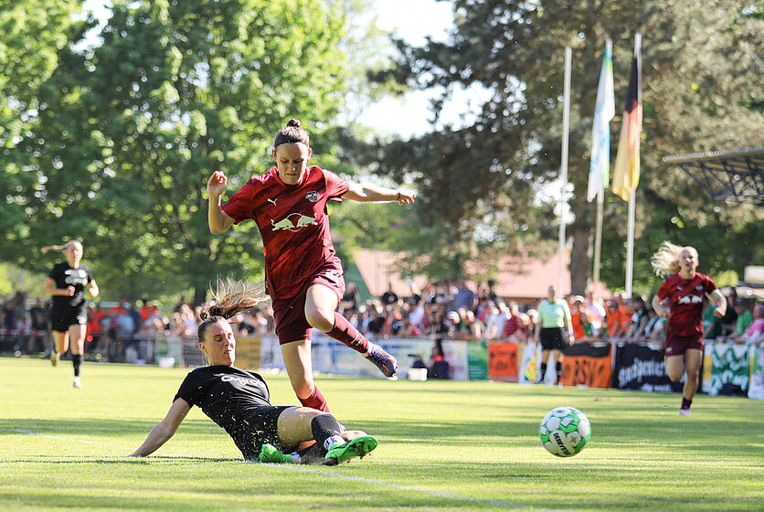 Harter Kampf um den Titel: Dank dem lautstarken Support von den Rängen konnte die BSG Chemie Leipzig das Finale gegen RB bis zum Schluss offen gestalten. © SFV