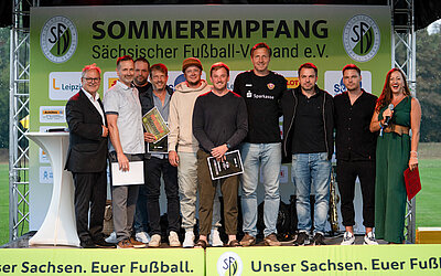 Die sächsischen Landesmeister 2025/2026 auf der Bühne des 9. Sommerempfangs zusammen mit Hermann Winkler und Freddy Holzapfel. © Tim Fischer