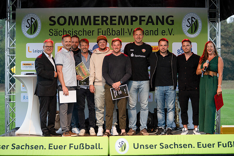 Die sächsischen Landesmeister 2025/2026 auf der Bühne des 9. Sommerempfangs zusammen mit Hermann Winkler und Freddy Holzapfel. © Tim Fischer