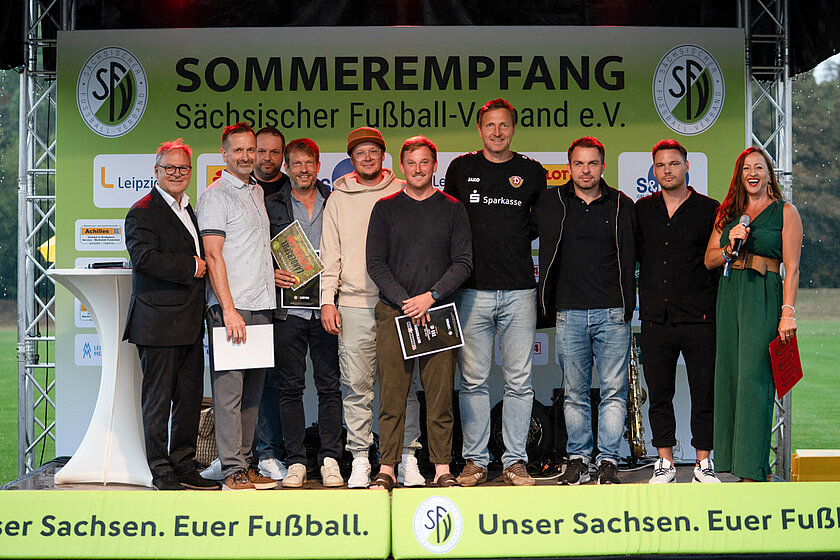 Die sächsischen Landesmeister 2025/2026 auf der Bühne des 9. Sommerempfangs zusammen mit Hermann Winkler und Freddy Holzapfel. © Tim Fischer