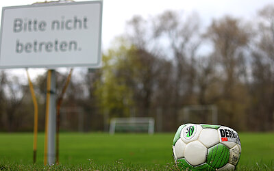 Die Luft ist raus. Fußballspielbetrieb in Sachsen muss unterbrochen werden.